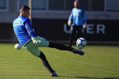  PORTO ALEGRE, RS, BRASIL - Grêmio treina no CT Luiz Carvalho. Marcelo Grohe chutando.