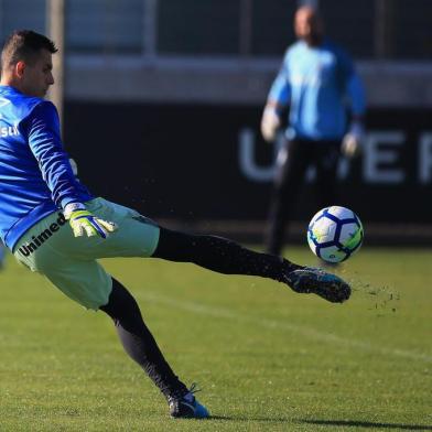  PORTO ALEGRE, RS, BRASIL - Grêmio treina no CT Luiz Carvalho. Marcelo Grohe chutando.