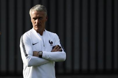 Frances coach Didier Deschamps attends a training session at the Luzhniki Stadium training field in Moscow on July 14, 2018 on the eve of the Russia 2018 World Cup final football match between France and Croatia. / AFP PHOTO / GABRIEL BOUYS