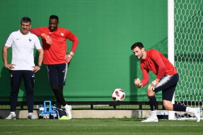 Frances goalkeeper Hugo Lloris (R) and Frances goalkeeper Steve Mandanda (2L) attend a training session at the Luzhniki trining field in Moscow on July 14, 2018 on the eve of the Russia 2018 World Cup final football match between France and Croatia. / AFP PHOTO / FRANCK FIFE