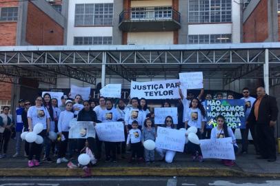 Passeata pelo bebê Teylor Terra da Fonseca. 200 pessoas fizeram o percurso da Praça Dante Alighieri até o Postão 24H e depois seguiram em carreata até o Hospital Geral. O grito é para que nenhuma outra pessoa morra por suspeita de negligência.