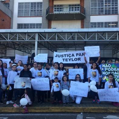 Passeata pelo bebê Teylor Terra da Fonseca. 200 pessoas fizeram o percurso da Praça Dante Alighieri até o Postão 24H e depois seguiram em carreata até o Hospital Geral. O grito é para que nenhuma outra pessoa morra por suspeita de negligência.