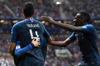  France's midfielder Blaise Matuidi (R) and France's defender Raphael Varane (L) celebrate with France's forward Antoine Griezmann, Croatia's forward Mario Mandzukic's own goal during their Russia 2018 World Cup final football match between France and Croatia at the Luzhniki Stadium in Moscow on July 15, 2018. / AFP PHOTO / FRANCK FIFE / RESTRICTED TO EDITORIAL USE - NO MOBILE PUSH ALERTS/DOWNLOADSEditoria: SPOLocal: MoscowIndexador: FRANCK FIFESecao: soccerFonte: AFPFotógrafo: STF