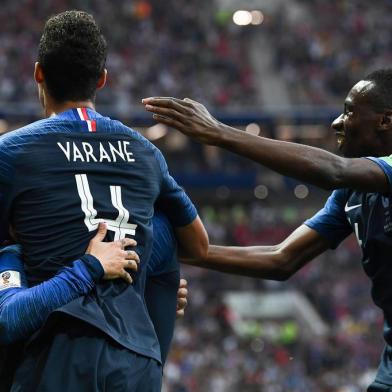  France's midfielder Blaise Matuidi (R) and France's defender Raphael Varane (L) celebrate with France's forward Antoine Griezmann, Croatia's forward Mario Mandzukic's own goal during their Russia 2018 World Cup final football match between France and Croatia at the Luzhniki Stadium in Moscow on July 15, 2018. / AFP PHOTO / FRANCK FIFE / RESTRICTED TO EDITORIAL USE - NO MOBILE PUSH ALERTS/DOWNLOADSEditoria: SPOLocal: MoscowIndexador: FRANCK FIFESecao: soccerFonte: AFPFotógrafo: STF