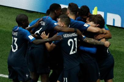  France's team players celebrate Croatia's forward Mario Mandzukic's own goal during their Russia 2018 World Cup final football match between France and Croatia at the Luzhniki Stadium in Moscow on July 15, 2018. / AFP PHOTO / Adrian DENNIS / RESTRICTED TO EDITORIAL USE - NO MOBILE PUSH ALERTS/DOWNLOADSEditoria: SPOLocal: MoscowIndexador: ADRIAN DENNISSecao: soccerFonte: AFPFotógrafo: STF