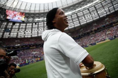  Brazilian former footballer Ronaldinho performs during the closing ceremony prior to the Russia 2018 World Cup final football match between France and Croatia at the Luzhniki Stadium in Moscow on July 15, 2018. / AFP PHOTO / Odd ANDERSEN / RESTRICTED TO EDITORIAL USE - NO MOBILE PUSH ALERTS/DOWNLOADSEditoria: SPOLocal: MoscowIndexador: ODD ANDERSENSecao: soccerFonte: AFPFotógrafo: STF