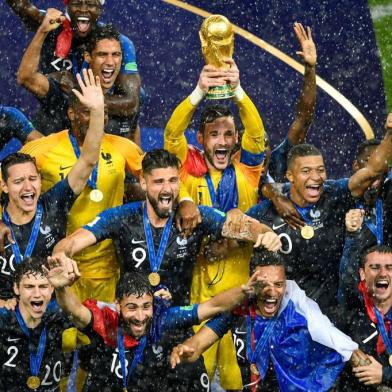  France's goalkeeper Hugo Lloris holds the trophy as he celebrates with teammates during the trophy ceremony at the end of the Russia 2018 World Cup final football match between France and Croatia at the Luzhniki Stadium in Moscow on July 15, 2018. / AFP PHOTO / Alexander NEMENOV / RESTRICTED TO EDITORIAL USE - NO MOBILE PUSH ALERTS/DOWNLOADSEditoria: SPOLocal: MoscowIndexador: ALEXANDER NEMENOVSecao: soccerFonte: AFPFotógrafo: STF