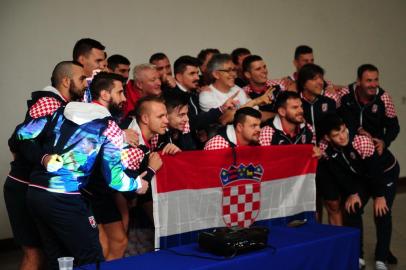  CAXIAS DO SUL, RS, BRASIL, 15/07/2018. Seleção Croata de Handebol para Surdos  assiste à final da Copa do Mundo FIFA 2018, entre Croácia e França, no Hotel Personal Royal, em Caxias. Eles participam do Mundial de Handebol para Surdos na cidade.  (Diogo Sallaberry/Agência RBS)