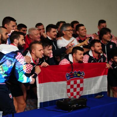  CAXIAS DO SUL, RS, BRASIL, 15/07/2018. Seleção Croata de Handebol para Surdos  assiste à final da Copa do Mundo FIFA 2018, entre Croácia e França, no Hotel Personal Royal, em Caxias. Eles participam do Mundial de Handebol para Surdos na cidade.  (Diogo Sallaberry/Agência RBS)