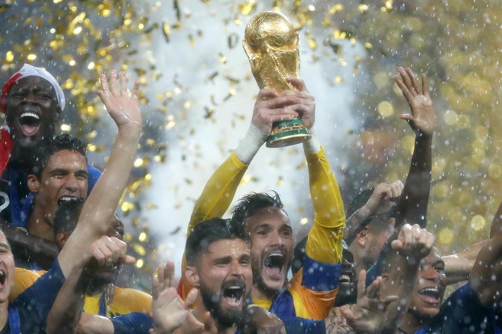 Franceses realizam sonho de erguer a taça da Copa do Mundo; Fotos, Copa do  Mundo