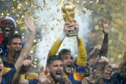  France's goalkeeper Hugo Lloris and his teammates celebrate with the World Cup trophy after the Russia 2018 World Cup final football match between France and Croatia at the Luzhniki Stadium in Moscow on July 15, 2018. / AFP PHOTO / Odd ANDERSEN / RESTRICTED TO EDITORIAL USE - NO MOBILE PUSH ALERTS/DOWNLOADSEditoria: SPOLocal: MoscowIndexador: ODD ANDERSENSecao: soccerFonte: AFPFotógrafo: STF