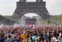 Aos pés da Torre Eiffel, multidão comemora o título da França na Copa
