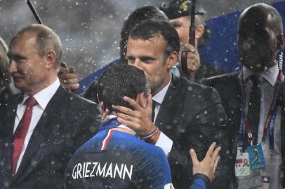 French President Emmanuel Macron (R) kisses Frances forward Antoine Griezmann during the trophy ceremony after winning the Russia 2018 World Cup final football match between France and Croatia at the Luzhniki Stadium in Moscow on July 15, 2018. / AFP PHOTO /  / RESTRICTED TO EDITORIAL USE - NO MOBILE PUSH ALERTS/DOWNLOADS