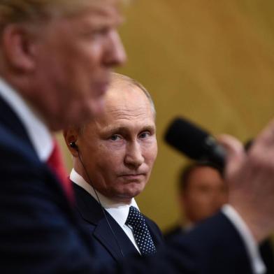  US President Donald Trump and Russias President Vladimir Putin attend a joint press conference after a meeting at the Presidential Palace in Helsinki, on July 16, 2018. / AFP PHOTO / Brendan SMIALOWSKIEditoria: POLLocal: HelsinkiIndexador: BRENDAN SMIALOWSKISecao: diplomacyFonte: AFPFotógrafo: STF