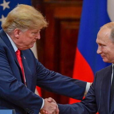  US President Donald Trump (L) and Russia's President Vladimir Putin shake hands before attending a joint press conference after a meeting at the Presidential Palace in Helsinki, on July 16, 2018.The US and Russian leaders opened an historic summit in Helsinki, with Donald Trump promising an "extraordinary relationship" and Vladimir Putin saying it was high time to thrash out disputes around the world. / AFP PHOTO / Yuri KADOBNOVEditoria: POLLocal: HelsinkiIndexador: YURI KADOBNOVSecao: diplomacyFonte: AFPFotógrafo: STF