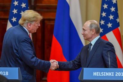  US President Donald Trump (L) and Russias President Vladimir Putin shake hands before attending a joint press conference after a meeting at the Presidential Palace in Helsinki, on July 16, 2018.The US and Russian leaders opened an historic summit in Helsinki, with Donald Trump promising an extraordinary relationship and Vladimir Putin saying it was high time to thrash out disputes around the world. / AFP PHOTO / Yuri KADOBNOVEditoria: POLLocal: HelsinkiIndexador: YURI KADOBNOVSecao: diplomacyFonte: AFPFotógrafo: STF