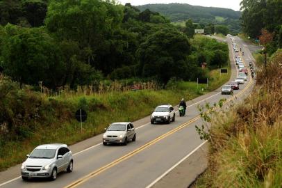 CAXIAS DO SUL, RS, BRASIL, 01/01/2018. Retorno do feriado de ano-novo na Rota do Sol, a RSC-453, teve trânsito intenso. O km 166 registrava um dos tráfegos mais lentos da via.(Diogo Sallaberry/Agência RBS)