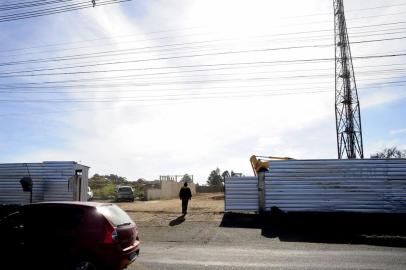  CAXIAS DO SUL, RS, BRASIL, 14/06/2018 - A fiscalização do Ministério do Trabalho e Emprego (MTE) embargou na manhã desta quinta-feira as obras de instalação da Havan e do Stok Center, na  entrada do bairro Desvio Rizzo, em Caxias do Sul. O gerente-geral interino do MTE, Vanius Corte, informou que foram constatadas várias irregularidaes e que os trabalhos estão suspensos até que o dono da área, a Comercial Zaffari, de Passo Fundo, regularize a situação. (Marcelo Casagrande/Agência RBS)