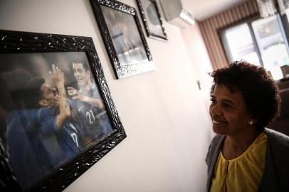 PELOTAS,  RS, BRASIL, 08/06/2018 - Família de Taison conta a trajetória do jogador. Na foto a mãe de Taison: Rosângela Barcellos Freda. (FOTOGRAFO: CARLOS MACEDO / AGENCIA RBS)Indexador: Carlos Macedo