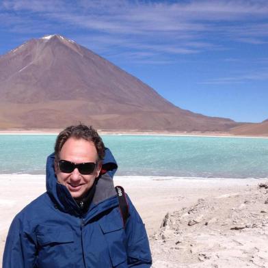 O vulcão Licancabur, na fronteira do Chile com a Bolívia, tem esta paisagem deslumbrante visto do lado boliviano, com a lagoa azul a emoldurá-lo.Eduardo Neumann De Porto Alegre, em setembro de 2015