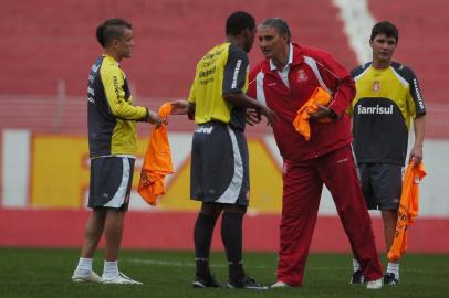 *** Valdir Friolin-Treino Inter 3 ***Treino do Inter no gramado principal do beira rio,técnico Tite da camisa de titular ao D'Alessandro (E)