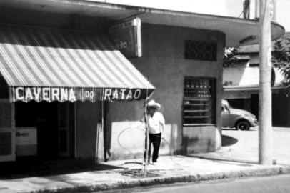  A Caverna do Ratão um dos endereços mais tradicionais e berço boêmio da cidade, foi criada, em 1955, pelo casal Aristides Castro Saldanha e Arminda Bernardina Saldanha.