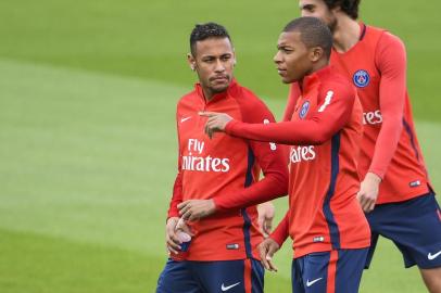 Paris Saint-Germains Brazilian forward Neymar (L) and Paris Saint-Germains French forward Kylian Mbappe talk during a training session at the clubs training centre in Saint-Germain-en-Laye, near Paris, on September 6, 2017. / AFP PHOTO / CHRISTOPHE SIMON