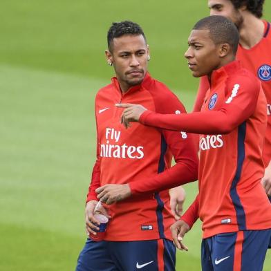 Paris Saint-Germains Brazilian forward Neymar (L) and Paris Saint-Germains French forward Kylian Mbappe talk during a training session at the clubs training centre in Saint-Germain-en-Laye, near Paris, on September 6, 2017. / AFP PHOTO / CHRISTOPHE SIMON