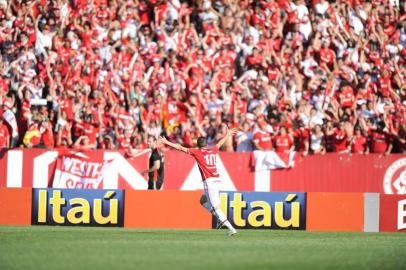  PORTO ALEGRE, RS, BRASIL, 04/12/2011FOTO:FERNANDO GOMES / ZERO HORABrasileirão 2011, Gre-Nal (389) no estádio Beira-rio. DAlessandro comemora com a torcida.