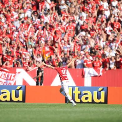  PORTO ALEGRE, RS, BRASIL, 04/12/2011FOTO:FERNANDO GOMES / ZERO HORABrasileirão 2011, Gre-Nal (389) no estádio Beira-rio. DAlessandro comemora com a torcida.