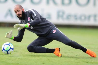 O goleiro Danilo Fernandes participa de treino do Inter em Atibaia (SP).