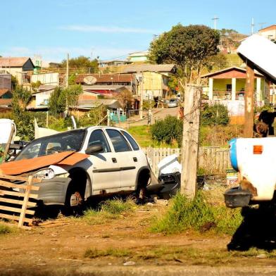 CAXIAS DO SUL, RS, BRASIL 12/07/2018Pioneiro faz blitz em busca de veículos abandonados nas ruas de CaxiasCaminhonete e corsa na Rua dos Rouxinóis, Vila Ipê(Lucas Amorelli/Agência RBS)