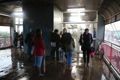  CANOAS, RS, BRASIL, 17-07-2018. chuva provoca alagamentos e bloqueios em vias; problema técnico fecha estações da Trensurb. Na foto: trensurb parado na estação Fátima, Canoas. (FERNANDO GOMES/AGÊNCIA RBS)