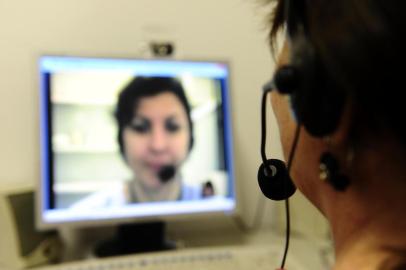  PORTO ALEGRE - RS - BRASIL  -  03.07.2012  -  Consulta com psicóloga por skype. Foto: Mauro Vieira/Zero Hora.