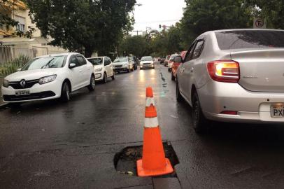 Quem precisa se deslocar pela Rua Barbedo, no bairro Menino Deus, em Porto Alegre, encontra transtornos no trecho entre a Múcio Teixeira e a Getúlio Vargas. O motivo é um buraco bem no meio da rua.