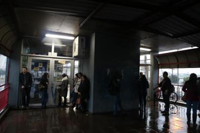  CANOAS, RS, BRASIL, 17-07-2018. chuva provoca alagamentos e bloqueios em vias; problema técnico fecha estações da Trensurb. Na foto: trensurb parado na estação Fátima, Canoas. (FERNANDO GOMES/AGÊNCIA RBS)