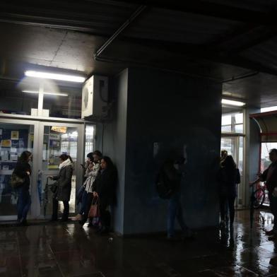  CANOAS, RS, BRASIL, 17-07-2018. chuva provoca alagamentos e bloqueios em vias; problema técnico fecha estações da Trensurb. Na foto: trensurb parado na estação Fátima, Canoas. (FERNANDO GOMES/AGÊNCIA RBS)