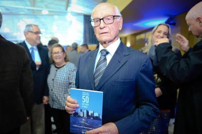  PORTO ALEGRE, RS, BRASIL, 16/07/2018: A ADVB/RS recebe o lançamento do livro 50 METROS A MAIS..., que conta a trajetória de Anton Karl Biedermann (foto)Indexador: ISADORA NEUMANN