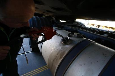  PORTO ALEGRE - BRASIL - Queda no preço do diesel depois da greve dos caminhoneiros.Posto Garoupa (FOTO: Lauro Alves)