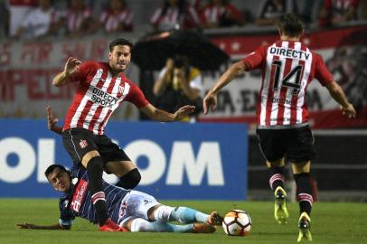  Perus Real Garcilaso defender Ivan Santillan (L) vies for the ball with Argentinas Estudiantes de La Plata forward Lucas Melano (C) and defender Facundo Sanchez during their Copa Libertadores group F football match at Ciudad de La Plata stadium in La Plata, Buenos Aires, on March 14, 2018. / AFP PHOTO / Juan MABROMATAEditoria: SPOLocal: La PlataIndexador: JUAN MABROMATASecao: soccerFonte: AFPFotógrafo: STF