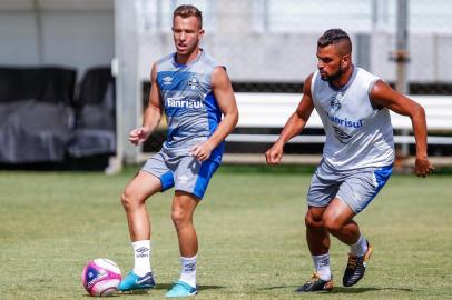 RS - FUTEBOL/TREINO GRÊMIO  - ESPORTES Arthur e Maicon participam de treino do Grêmio durante a tarde desta segunda-feira no Centro de Treinamentos Luiz Carvalho, na preparacao para o Campeonato Gaúcho 2018. 