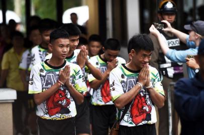  Some of the twelve boys, dramatically rescued from deep inside a Thai cave,  after being trapped for more than a fortnight, arrive for a press conference in Chiang Rai on July 18, 2018, following their discharge from the hospital.The young footballers and their coach who became trapped deep in a flooded cave complex tried to dig their way out and survived on rainwater for nine days before being found and later rescued. / AFP PHOTO / Lillian SUWANRUMPHAEditoria: DISLocal: Chiang RaiIndexador: LILLIAN SUWANRUMPHASecao: accident (general)Fonte: AFPFotógrafo: STF