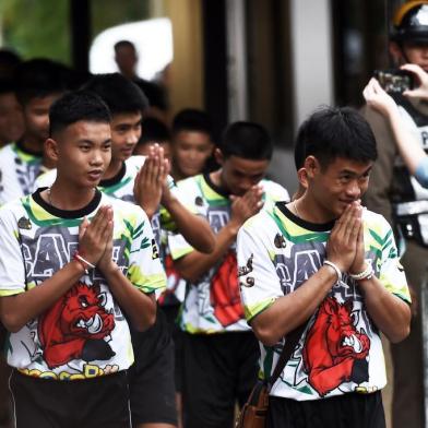  Some of the twelve boys, dramatically rescued from deep inside a Thai cave,  after being trapped for more than a fortnight, arrive for a press conference in Chiang Rai on July 18, 2018, following their discharge from the hospital.The young footballers and their coach who became trapped deep in a flooded cave complex tried to dig their way out and survived on rainwater for nine days before being found and later rescued. / AFP PHOTO / Lillian SUWANRUMPHAEditoria: DISLocal: Chiang RaiIndexador: LILLIAN SUWANRUMPHASecao: accident (general)Fonte: AFPFotógrafo: STF