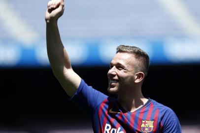  Barcelona's new player Brazilian midfielder Arthur Henrique Ramos de Oliveira Melo waves during his official presentation at the Camp Nou Stadium in Barcelona, on July 12, 2018.Barcelona confirmed the arrival of Brazilian new recruit Arthur from Brazilian outfit Gremio on a 31 million euros ($37 million) deal. The Spanish champions will pay an extra 9 million in bonuses in the six-year deal struck with the Brazilians for the midfielder. / AFP PHOTO / PAU BARRENAEditoria: SPOLocal: BARCELONAIndexador: PAU BARRENASecao: soccerFonte: AFPFotógrafo: STR