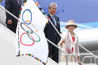  Tokyo Governor Yuriko Koike (R) waves the Olympic flag beside Japan Olympic Committee (JOC) President Tsunekazu Kakeda (L) as she gets out of a plane upon its arrival at Haneda Airport in Tokyo on August 24, 2016. The Olympic flag arrived in Tokyo on August 24 as Japans capital gears up to host the 2020 Games, with officials promising smooth sailing after Rios sometimes shaky 2016 instalment. / AFP PHOTO / TORU YAMANAKAEditoria: SPOLocal: TokyoIndexador: TORU YAMANAKASecao: sports eventFonte: AFPFotógrafo: STF