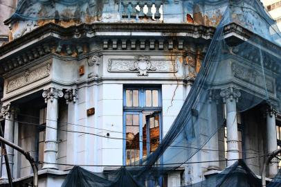  PORTO ALEGRE, RS, BRASIL, 21-05-2018. Prefeitura interditou parte das vias onde está a casa azul, que é patrimônio e periga cair. Esquina Marechal Floriano com Riachuelo. (LAURO ALVES/AGÊNCIA RBS)