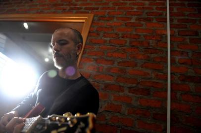  CAXIAS DO SUL, RS, BRASIL 18/07/2018Guitarrista Lázaro Nascimento ensaia para o show de sexta feira em Caxias do Sul. (Lucas Amorelli/Agência RBS)