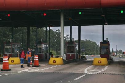  PORTO ALEGRE, RS, BRASIL, 04-07-2018. Movimentação da veículos na freeway após a liberação de cancelas nos pedágios. Na foto: pedágio de Gravataí (FERNANDO GOMES/AGÊNCIA RBS)