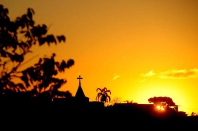  CAXIAS DO SUL, RS, BRASIL, 16/05/2018. Pôr do sol às margens da Rota do Sol, a RSC-453, para ambiental de clima no fim de tarde. (Diogo Sallaberry/Agência RBS)