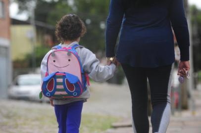  CAXIAS DO SUL, RS, BRASIL (15/03/2018). Rosane Piroli relata sua dificuldade para encontrar vaga na educação infantil para sua filha Sofia Piroli. (Roni Rigon/Pioneiro).